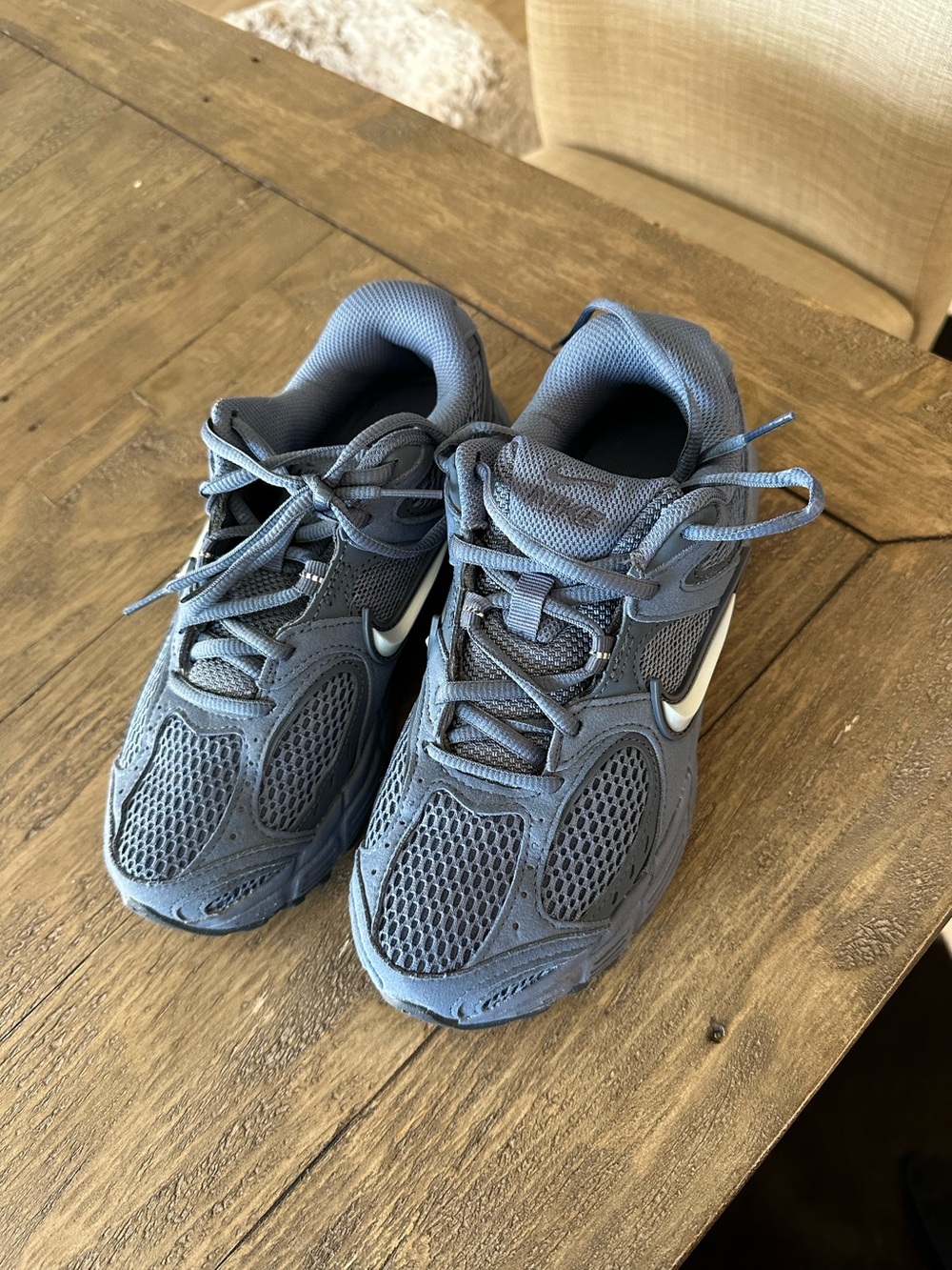 Like NEW women's Nike athletic shoes, size 6
